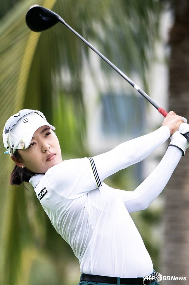 이미향이 6일 중국 하이난성 젠레이크 블루베이 골프코스(파72·6712야드)에서 열린 대회 2라운드에서 드라이버 티샷을 날리고 있다. /AFPBBNews=뉴스1