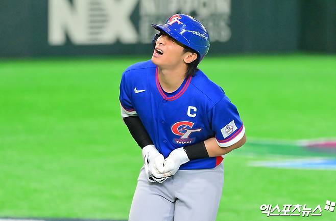 5일 오후 일본 도쿄돔에서 열린 2026 월드베이스볼클래식(WBC) C조 대만과 호주의 경기, 6회초 2사 1루 대만 천제셴이 사구에 맞은 후 고통스러워하고 있다. 도쿄, 김한준 기자