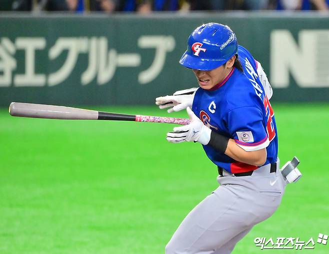 5일 오후 일본 도쿄돔에서 열린 2026 월드베이스볼클래식(WBC) C조 대만과 호주의 경기, 6회초 2사 1루 대만 천제셴이 사구에 맞은 후 고통스러워하고 있다. 도쿄, 김한준 기자
