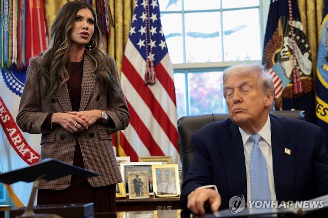 트럼프 대통령과 놈 장관 [로이터 연합뉴스 자료사진 재판매 및 DB금지]