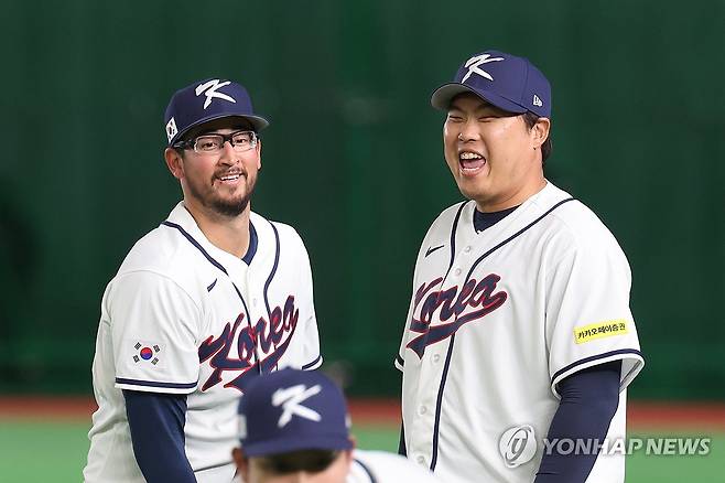 웃으며 훈련하는 류현진-데인 더닝 (도쿄=연합뉴스) 임화영 기자 = 월드베이스볼클래식(WBC) 개막을 하루 앞둔 4일 일본 도쿄돔에서 한국 대표팀 류현진과 데인 더닝이 훈련하고 있다. 2026.3.4 hwayoung7@yna.co.kr