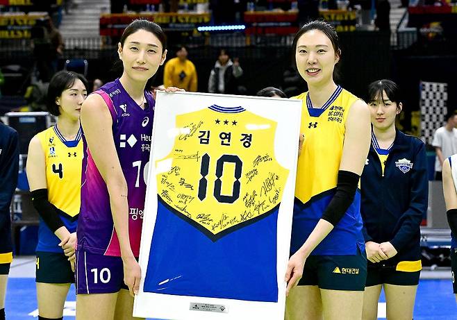 은퇴 행사에 나선 김연경(왼쪽)과 김연경 유니폼 액자 전달한 양효진. [한국배구연맹 제공. 재판매 및 DB 금지]