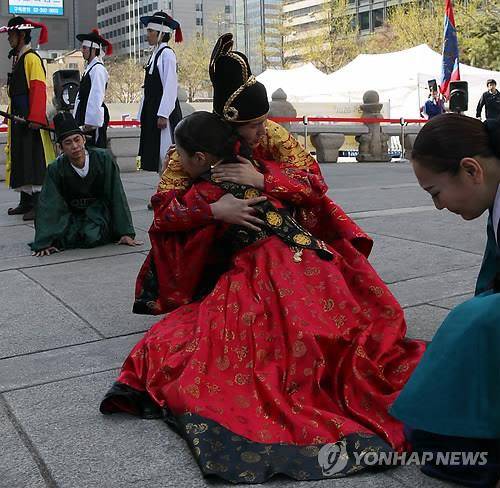청계천 영도교에서 단종과 정순왕후의 생이별  (서울=연합뉴스) 안정원 기자 = 서울 청계천 영도교에서 강원도 영월로 유배가는 단종과 정순왕후의 이별이 무용극 형식으로 열리고 있다. 이번 행사는 종로구의 정순왕후 추모제 일환으로 열렸다.(2008년 4월26일)