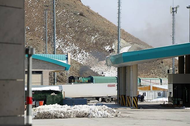 이란에서 튀르키예 국경으로 넘어오는 기차 (카프쾨이[튀르키예]=연합뉴스) 김동호 특파원 = 4일(현지시간) 오후 이란에서 출발한 화물열차가 튀르키예 카프쾨이 국경검문소를 통과하고 있다. 2026.3.6 dk@yna.co.kr