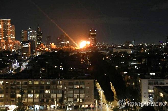 이스라엘 텔아비브 공습하는 이란 [타스=연합뉴스 자료사진. 재판매 및 DB 금지]