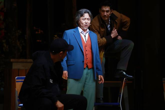 열연 펼치는 서현철  (서울=연합뉴스) 진연수 기자 = 배우 서현철이 2023년 12월 5일 서울 강남구 광림아트센터에서 열린 뮤지컬 '컴프롬어웨이' 프레스콜에서 주요 장면을 시연하고 있다. 2023.12.5. jin90@yna.co.kr