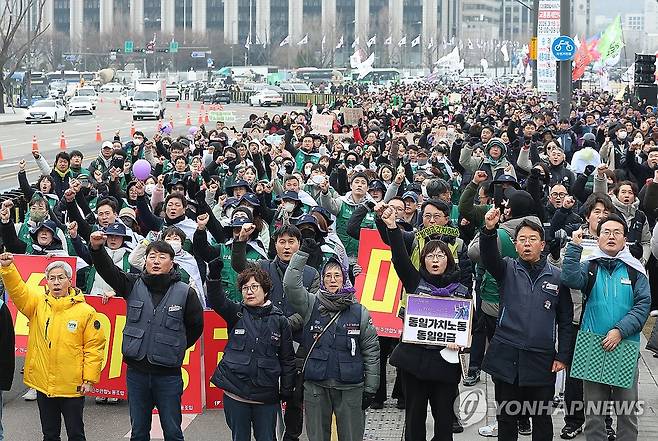 광화문 앞에서 열린 3·8 세계 여성의 날 전국노동자대회 (서울=연합뉴스) 김성민 기자 = 전국민주노동조합총연맹(민주노총) 조합원들이 6일 서울 종로구 광화문 인근에서 열린 3·8 세계 여성의 날 전국노동자대회에서 구호를 외치고 있다. 2026.3.6 ksm7976@yna.co.kr