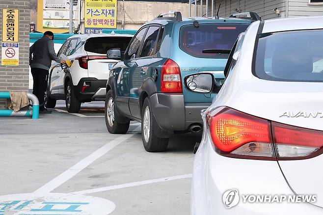 저렴한 주유소에 몰리는 차량 행렬 (대전=연합뉴스) 강수환 기자 = 미국과 이스라엘의 이란 공습 여파로 국내 주유소와 휘발유 가격이 급등하자 5일 오후 대전 대덕구 오정동에서 최저가를 자랑하는 한 주유소에서 주유하려는 차량이 대기하고 있다. 2026.3.5 swan@yna.co.kr