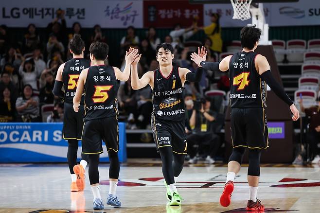 하이파이브 하는 유기상 [KBL 제공. 재판매 및 DB 금지]