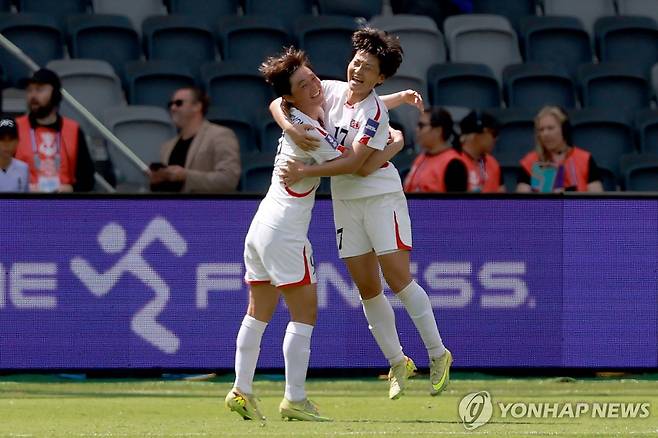골 세리머니를 펼치는 북한 여자축구대표팀 선수들 [AFP=연합뉴스]