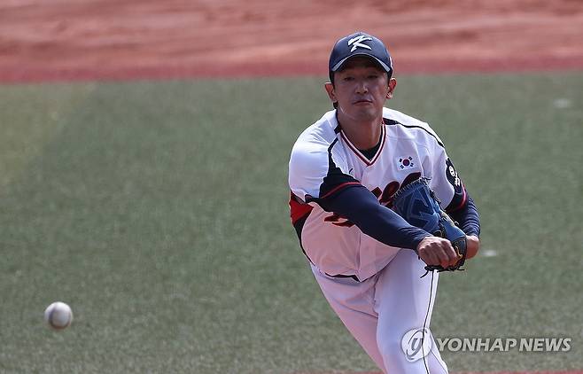 선발 등판한 고영표 (가데나[일본 오키나와현]=연합뉴스) 이진욱 기자 =  24일 일본 오키나와현 가데나의 가데나 구장에서 열린 2026 월드베이스볼클래식(WBC) 대한민국 야구대표팀과  KIA 타이거즈 연습경기. 선발 등판한 고영표가 투구를 하고 있다. 2026.2.24 cityboy@yna.co.kr