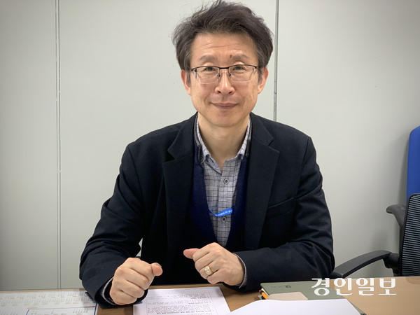 조경만 수원시 인권담당관이 인권 행정 기준 마련 배경을 설명하고 있다. 수원시는 경기도 최우수 인권 자치단체에 3회 연속 선정됐으며, 도내 시·군 가운데 유일하게 인권 전담 조직을 운영하고 있다. 2026.3.7 /유혜연기자 pi@kyeongin.com