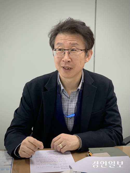 조경만 수원시 인권담당관이 ‘시민 위촉 면접 가이드라인’과 ‘현수막 인권침해 판단 매뉴얼’ 마련 배경을 설명하고 있다. 2026.3.7 /유혜연기자 pi@kyeongin.com