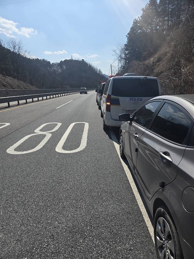경찰이 A씨가 시신을 유기했을 것으로 추정되는 옥천군 옥천읍의 한 야산을 수색하고 있다.(사진 독자제공)