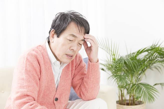 잠이 부족하거나 운동을 거의 하지 않고 실내에만 머무는 습관이 뇌 손상을 초래할 수 있다. 사진=게티이미지뱅크