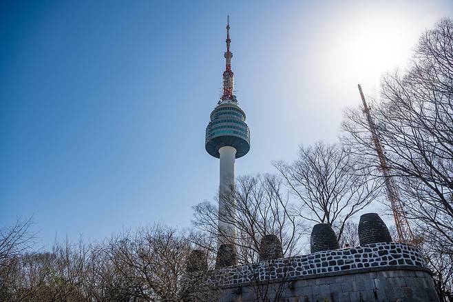 남산봉수대와 YTN서울타워(서울관광재단 제공)