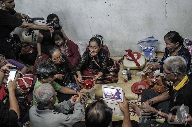 말레이시아 보르네오섬 사바주 탐파룰리구 다맛에서 카다잔-두순 부족의 무당이종교 의식 후 제물을 바치는 모습. ⓒ AFP=뉴스1