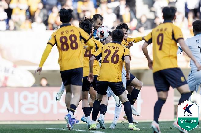 인천 유나이티드 공격수 무고사(왼쪽에서 세 번째)는 7일 열린 광주FC와 하나은행 K리그1 2026 2라운드 원정 경기에서 3골을 놓쳤다. (한국프로축구연맹 제공)