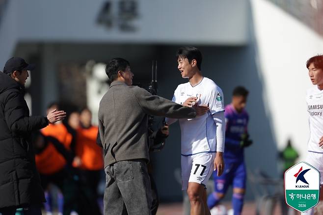 이정효 수원 삼성 감독(왼쪽)과 김지현. (한국프로축구연맹 제공)