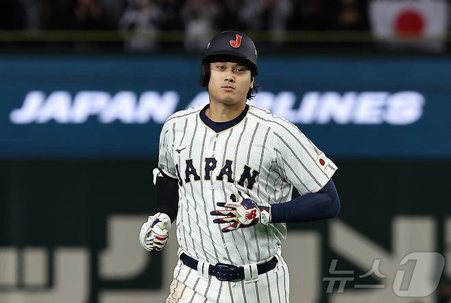 7일 오후 일본 도쿄돔에서 열린 2026 월드베이스볼클래식 C조 조별리그 대한민국과 일본의 경기. 3회말 1사 주자 없는 상황때 일본의 오타니 쇼헤이가 고영표를 상대로 동점 솔로홈런을 치고 그라운드를 돌고 있다. 2026.3.7 ⓒ 뉴스1 구윤성 기자