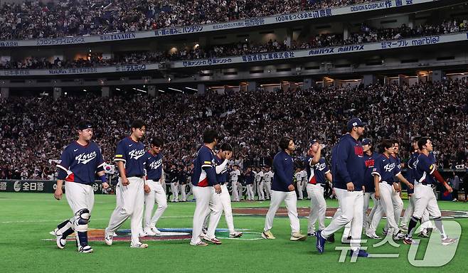 7일 오후 일본 도쿄돔에서 열린 2026 월드베이스볼클래식 C조 조별리그 대한민국과 일본의 경기. 일본에 6대8로 패배한 대한민국 선수들이 그라운드를 나서고 있다. 2026.3.7 ⓒ 뉴스1 구윤성 기자