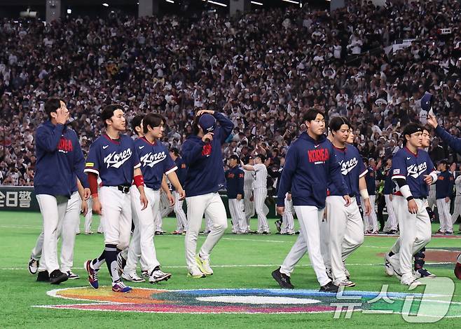 7일 오후 일본 도쿄돔에서 열린 2026 월드베이스볼클래식 C조 조별리그 대한민국과 일본의 경기. 일본에 8대6으로 패배한 대한민국 선수들이 그라운드를 나서고 있다. ⓒ 뉴스1 구윤성 기자
