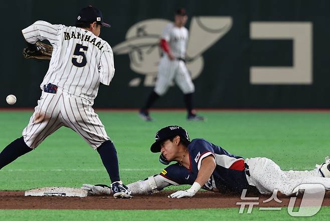 7일 오후 일본 도쿄돔에서 열린 2026 월드베이스볼클래식 C조 조별리그 대한민국과 일본의 경기. 8회말 대한민국 선두타자 이정후가 안타를 친 뒤 2루까지 진루하고 있다. 2026.3.7 ⓒ 뉴스1 구윤성 기자