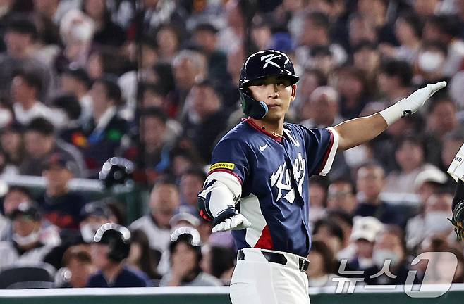 7일 오후 일본 도쿄돔에서 열린 2026 월드베이스볼클래식 C조 조별리그 대한민국과 일본의 경기. 대한민국 이정후가 1회초 무사 1,3루때 1타점 선제안타를 친 뒤 세리머니하고 있다. 2026.3.7 ⓒ 뉴스1 구윤성 기자