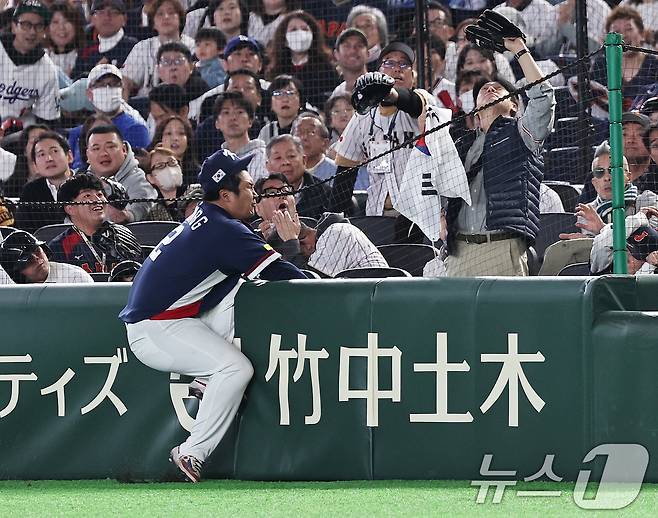 7일 오후 일본 도쿄돔에서 열린 2026 월드베이스볼클래식 C조 조별리그 대한민국과 일본의 경기. 대한민국 1루수 문보경이 7회말 일본의 선두타자 마키 슈고의 파울볼을 따라가다가 펜스와 충돌하고 있다. 2026.3.7 ⓒ 뉴스1 구윤성 기자