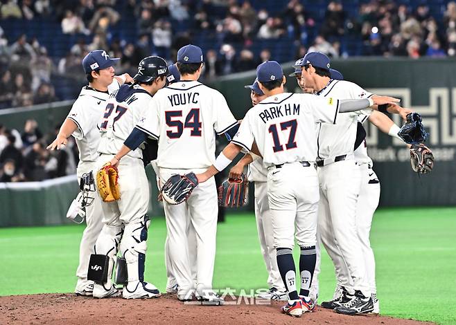 대한민국 야구대표팀이 5일 일본 도쿄 도쿄돔에서 열린 2026 월드 베이스볼 클래식(WBC) 조별리그 체코와의 경기에서 11-4로 승리한 뒤 함께 세리머니를 하고 있다. 도쿄(일본) | 박진업 기자 upandup@sportsseoul.com