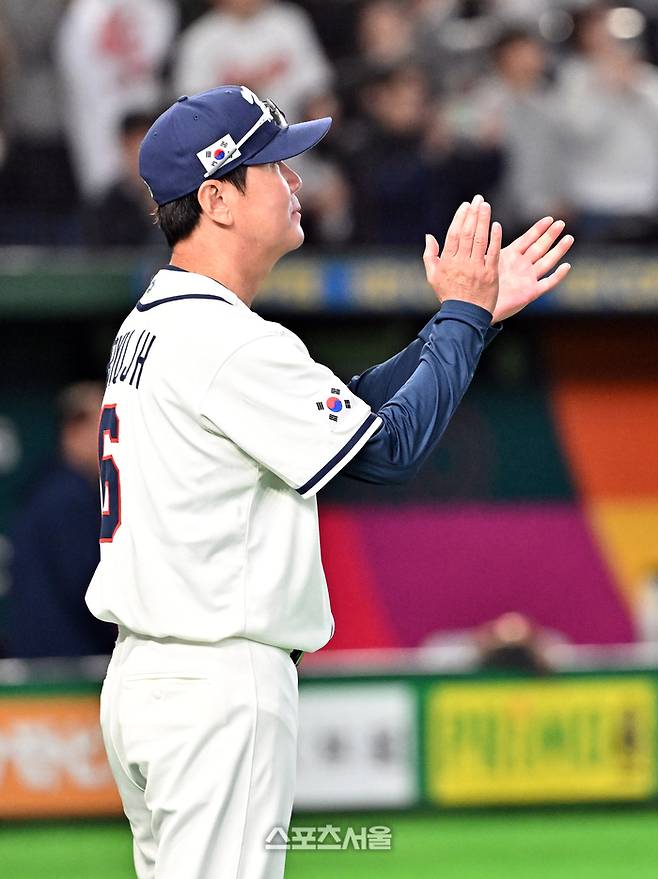 대한민국 야구대표팀의 류지현 감독이 5일 일본 도쿄 도쿄돔에서 열린 2026 월드 베이스볼 클래식(WBC) 조별리그 체코와 경기에서 11-4로 승리한 뒤 선수들에게 박수를 보내고 있다. 도쿄(일본) | 박진업 기자 upandup@sportsseoul.com