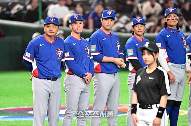 WBC 대만야구대표팀의 정하오쥐(맨 왼쪽)이 5일 일본 도쿄 도쿄돔에서 열린 호주와의 경기에 앞서 선수들과 함께 식전행사를 진행하고 있다. 2026. 3. 5.  도쿄(일본) | 박진업 기자 upandup@sportsseoul.com