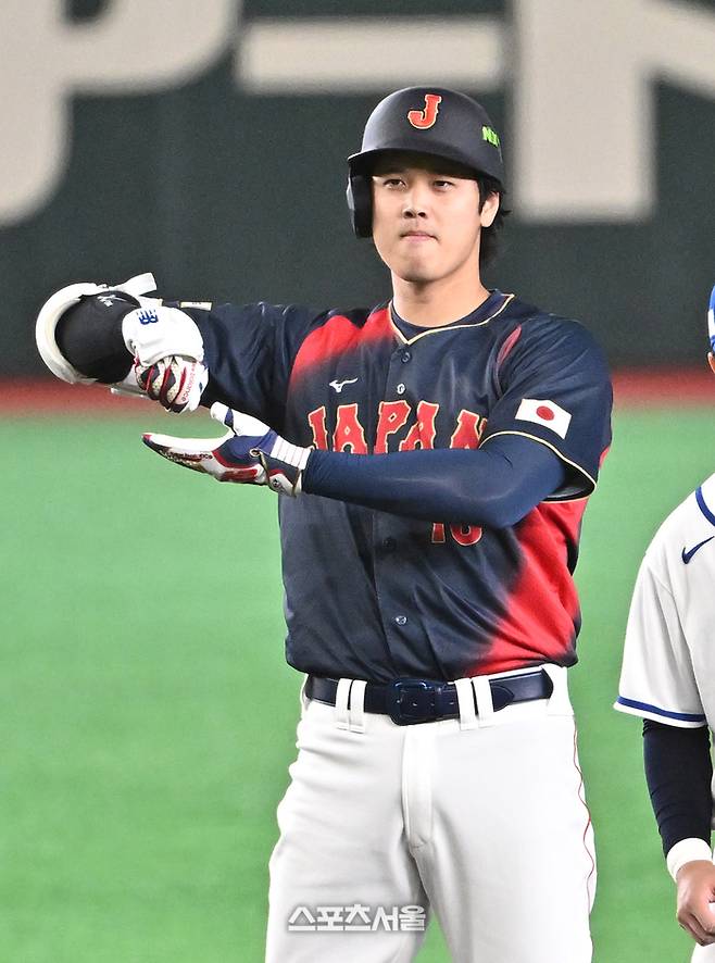일본 야구대표팀의 오타니 쇼헤이가 6일 일본 도쿄 도쿄돔에서 열린 2026 월드 베이스볼 클래식(WBC) 조별리그 대만과의 경기 1회말 선두타자로 나서 2루타를 치고 ㅅ리머니를 하고 있다. 2026. 3. 6.  도쿄(일본) | 박진업 기자 upandup@sportsseoul.com