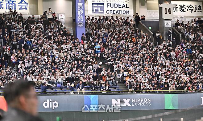대한민국 야구대표팀 응원단이 7일 일본 도쿄 도쿄돔에서 열린 2026 월드 베이스볼 클래식(WBC) 조별리그 일본과의 경기에 앞서 그라운드에 입장하는 선수들을 향해 태극기를 흔들고 있다. 2026. 3. 7.  도쿄(일본) | 박진업 기자 upandup@sportsseoul.com