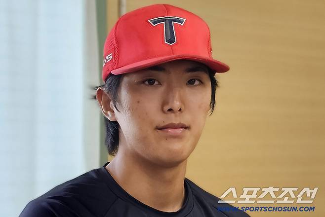 KIA 타이거즈 이의리가 6일 LG 트윈스전서 3이닝 무실점의 쾌투를 하고 인터뷰를 하고 있다. 오키나와=권인하 기자