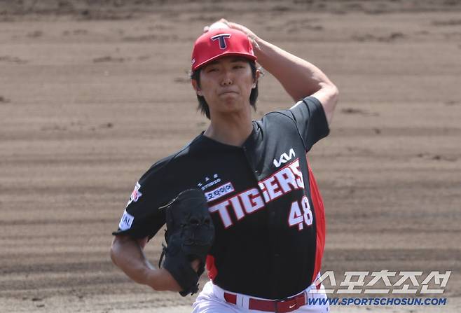 KIA 타이거즈 이의리가 6일 오키나와에서 열린 LG 트윈스와의 연습경기서 선발등판해 역투하고 있다. 사진제공=KIA 타이거즈