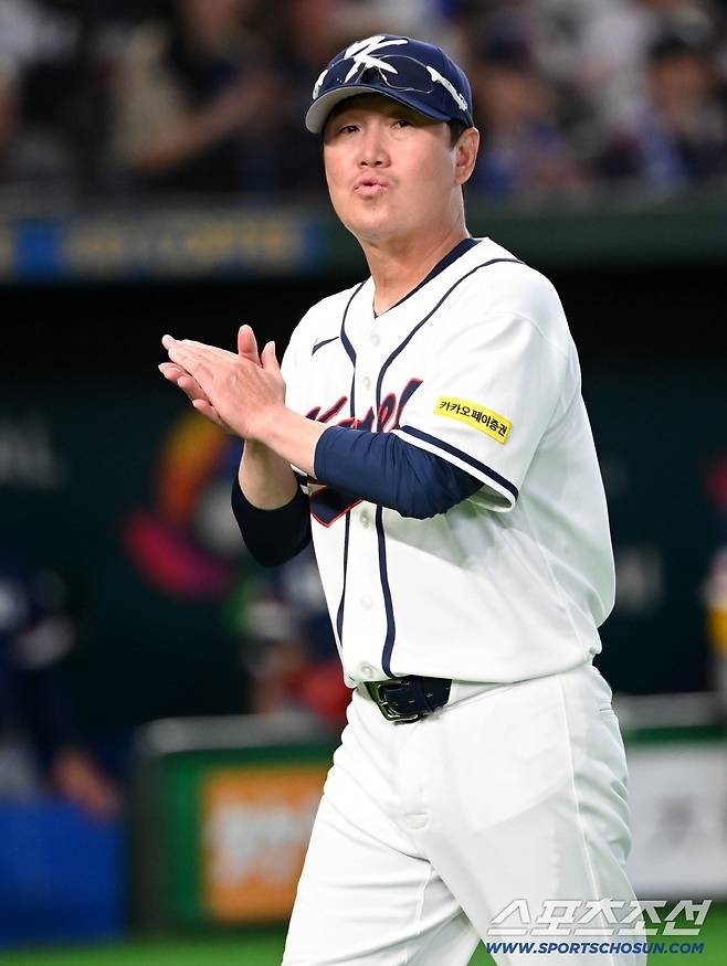 5일 일본 도쿄돔에서 열린 WBC(월드베이스볼클래식) 한국과 체코의 경기. 류지현 감독이 라인업 교환 후 더그아웃으로 향하며 긴장감을 표현하고 있다. 도쿄(일본)=허상욱 기자wook@sportschosun.com/2026.03.05/