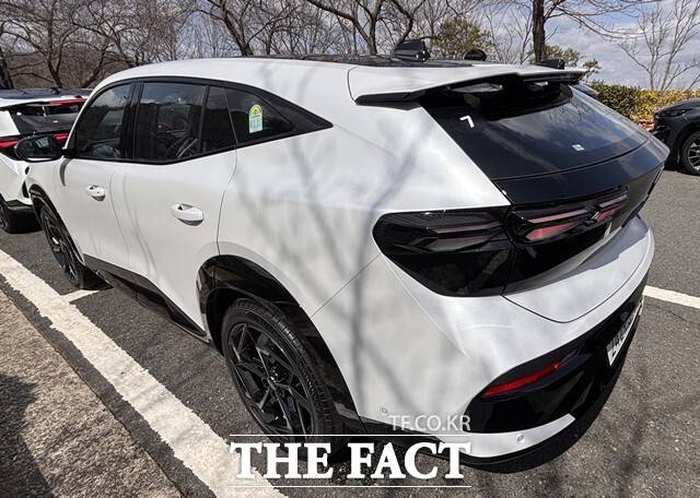 르노 필랑트 후면 디자인. 블랙 패널과 슬림한 테일램프가 하나의 면처럼 이어진 구조가 특징이다. /황지향 기자