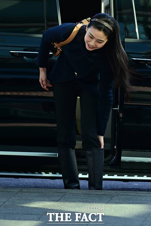 차에서 내린 배우 겸 모델 정호연.