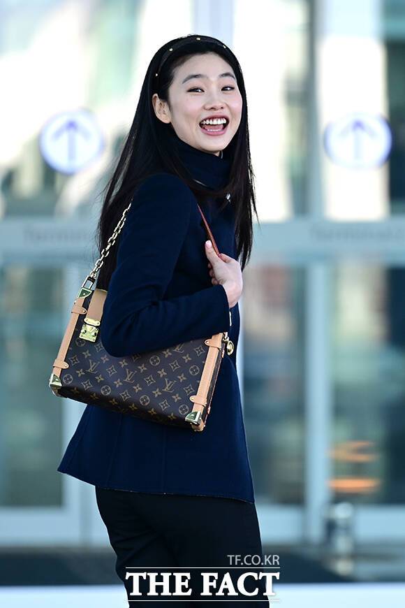 사진기자들이 '멋진 턴'을 기대하며 연신 "정호연 씨"를 부르자 "네~"하며 화답하는 모습.