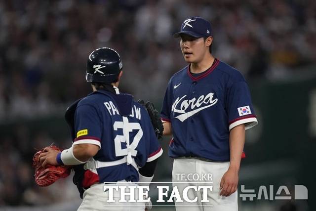 일본과의 WBC C조 2차전에서 7회말 연속 볼넷으로 결승점을 헌납한 김영규가 포수 박동원과 얘기를 나누고 있다. WBC에 첫 출전한 김영규는 중압감을 이겨내지 못하고 무너졌다. /도쿄=AP.뉴시스