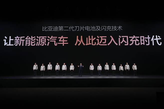 중국의 선전(深圳) 대운(大運)센터 체육관에서 5일 저녁 3000명이 참석한 가운데 BYD 신기술 발표회가 열렸다. BYD 주요 연구 분야를 대표하는 12명의 수석 엔지니어가 무대 위에 올랐다./BYD