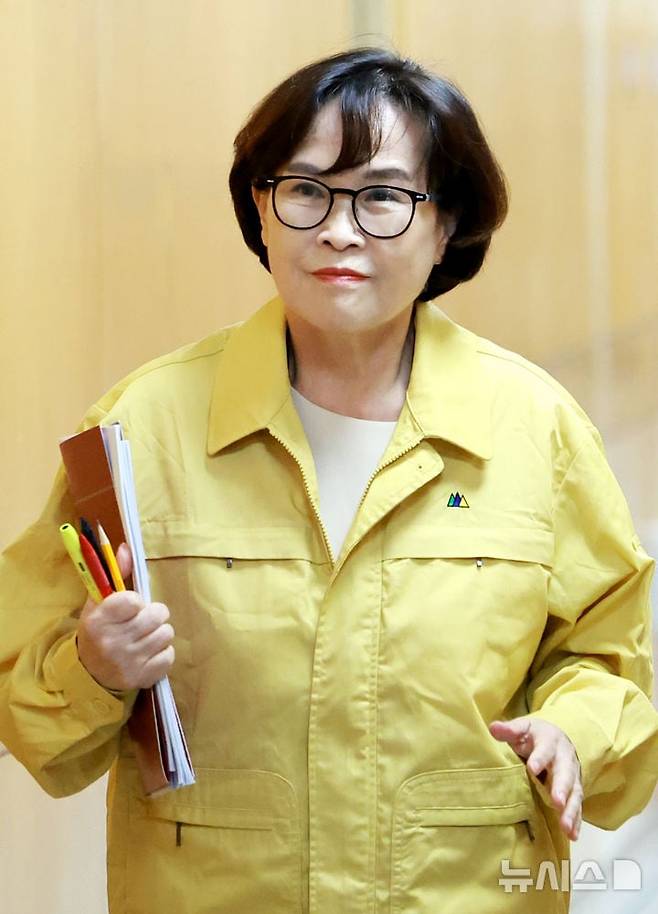 수석보좌관 회의 입장하는 정정옥 성평등가족비서관