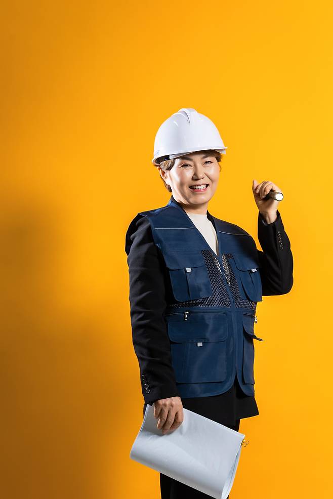 올해 예순다섯, 임정열 영설계에프엔씨 전무는 정년 없이 현장을 누비는 소방 전문가다.40대 중반까지도 생활고에 시달렸던 그는 쉰셋에 소방기술사 자격증을, 쉰여섯에 건축기계설비기술사 자격증을 땄다. 그는 “50대, 60대는 굉장히 젊은 청춘의 시기”라​고 말했다. /이건송 영상미디어 기자