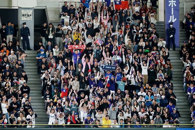 7일 도쿄돔에서 열린 월드베이스볼클래식(WBC) 조별리그 C조 대만과 체코의 경기에서 대만 팬들이 파도타기 응원을 하고 있다. /로이터 연합뉴스