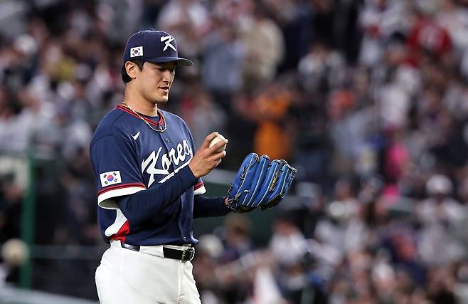 7일 오후 일본 도쿄돔에서 열린 2026 월드베이스볼클래식 C조 조별리그 대한민국과 일본의 경기. 대한민국 선발투수 고영표가 1회말 1사 2루 상황 스즈키 세이야에게 홈런을 맞은 뒤 아쉬워하고 있다. /뉴스1