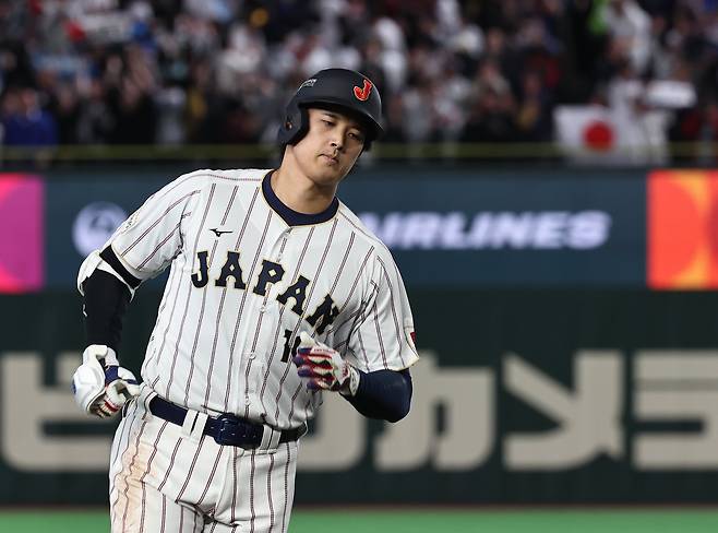 7일 오후 일본 도쿄돔에서 열린 2026 월드베이스볼클래식 C조 조별리그 대한민국과 일본의 경기. 3회말 1사 주자 없는 상황때 일본의 오타니 쇼헤이가 고영표를 상대로 동점 솔로홈런을 치고 그라운드를 돌고 있다. /뉴스1