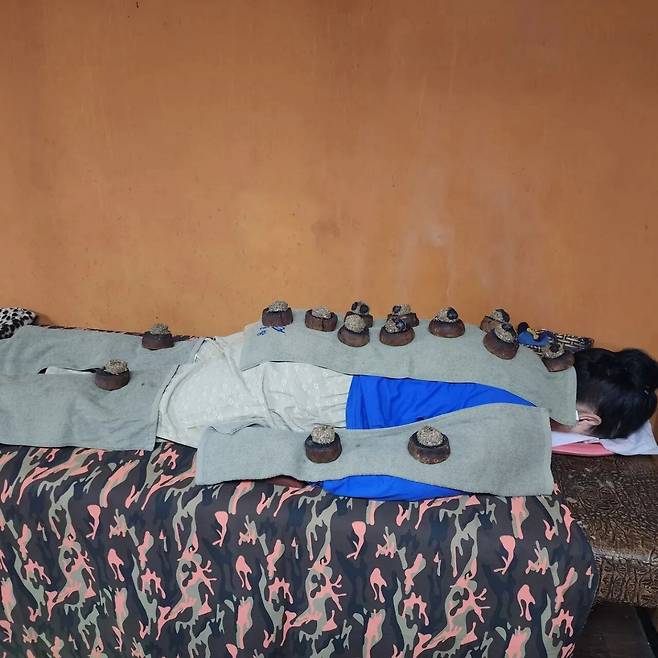 지난 3일 서울 강남구의 한 쑥뜸방에서 한 여성이 쑥뜸을 받고 있다. /황채영 기자