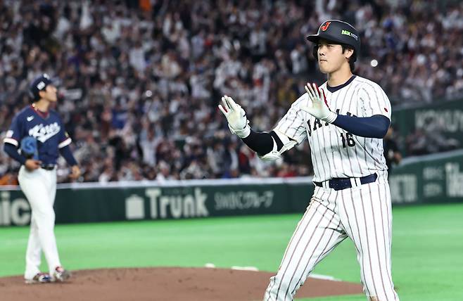 7일 일본 도쿄돔에서 열린 2026 WBC 조별리그 C조 2차전 대한민국과 일본의 경기. 3회말 1사 일본 오타니가 우중간 솔로 홈런을 치고 그라운드를 돌고 있다./연합뉴스