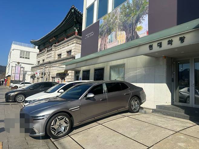 7일 정오 서울 사간동 현대화랑 앞 주차장에 송영숙 한미그룹 회장의 차량이 주차돼있다. ⓒ데일리안 이소영 기자